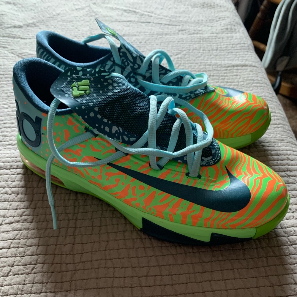 Kevin Durant Youth Basketball Shoes Size: 5.5
